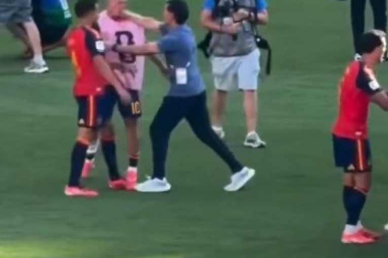 Neviđena bruka! Pesnica krenula ka Olmu, potez argentinske legende izazvao bes (VIDEO)