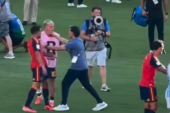 Neviđena bruka! Pesnica krenula ka Olmu, potez argentinske legende izazvao bes (VIDEO)