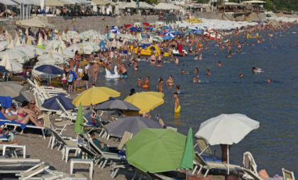 Haos u Sutomoru usred sezone: Vode ima samo nekoliko sati, turisti besni, prete odlaskom!