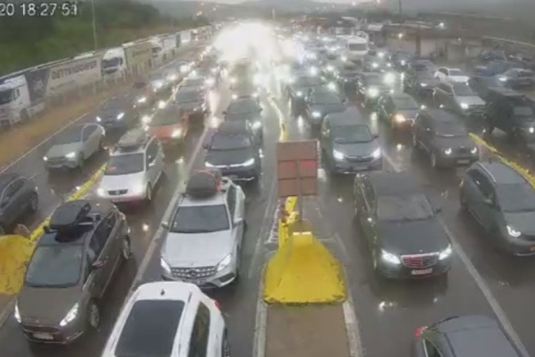 Ako krećete na put, dobro proverite! Na pojedinim prelazima kilometarske kolone