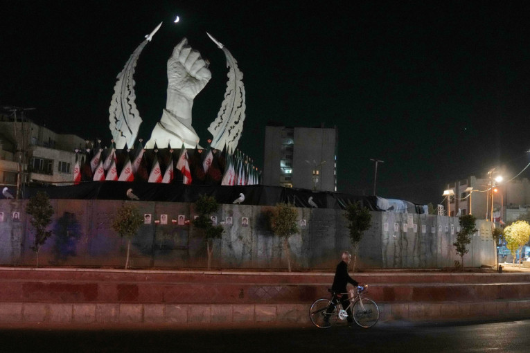Iran tvrdi da je napao američke baze u Kuvajtu i Bahreinu