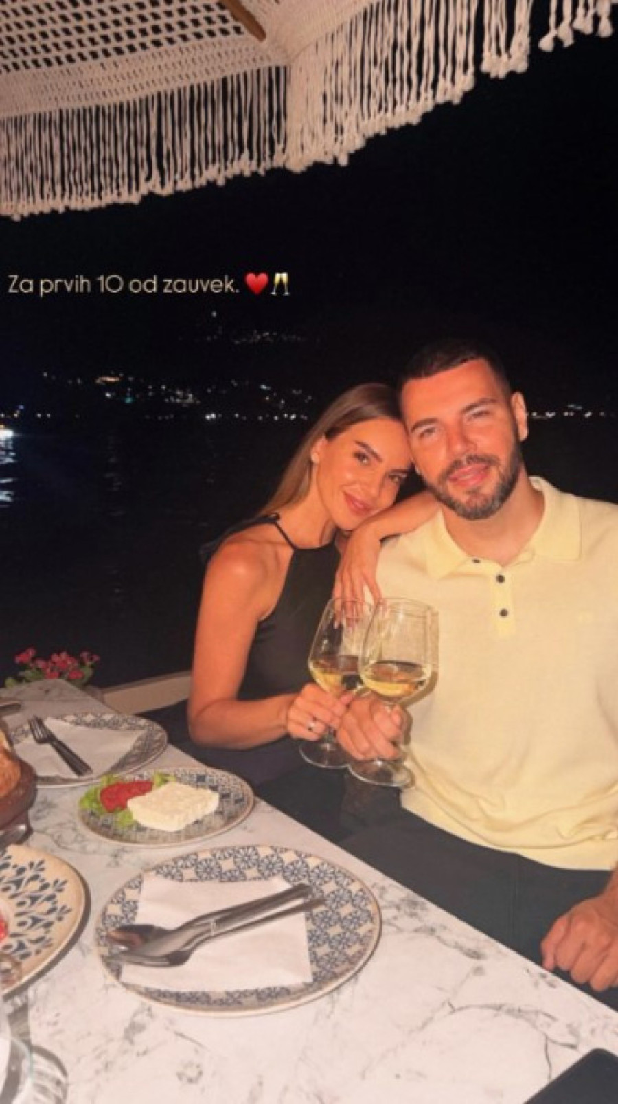 Poznati estradni par slavi 10 godina braka: Osmehe sa lica ne skidaju (FOTO)