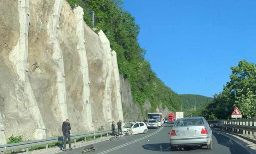 Drama na ulicama Beograda! Otkačio se autobus sa šlepa i zakucao u tramvaj, stao gradski prevoz!