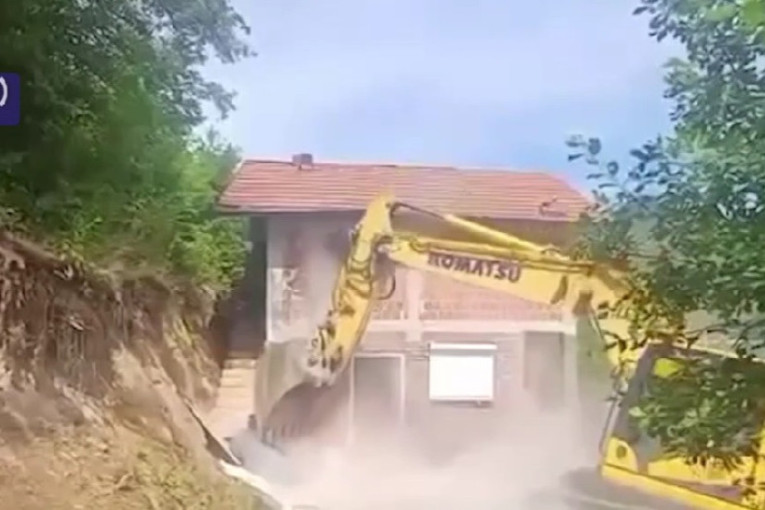 Na jezeru Gazivode ruše vikendice u vlasništvu Srba (VIDEO)