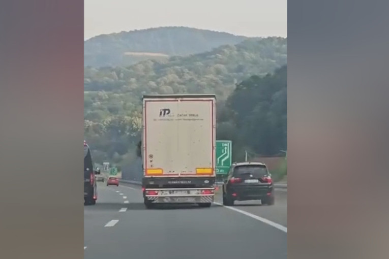 Neverovatni snimci sa Miloša Velikog: Vozač BMW-a preticao sve zaustavnom trakom (VIDEO)