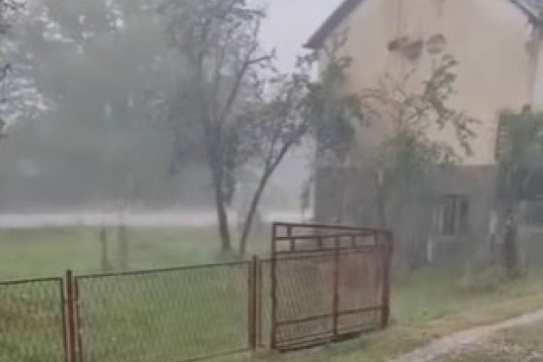 Grad se obrušio na Srbiju: U ovom mestu je najgore, sve se zabelelo od leda (VIDEO)