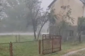 Grad se obrušio na Srbiju: U ovom mestu je najgore, sve se zabelelo od leda (VIDEO)