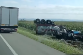 Prevrnula se cisterna na auto-putu: Vatrogasci izvlačili povređenog vozača (VIDEO)