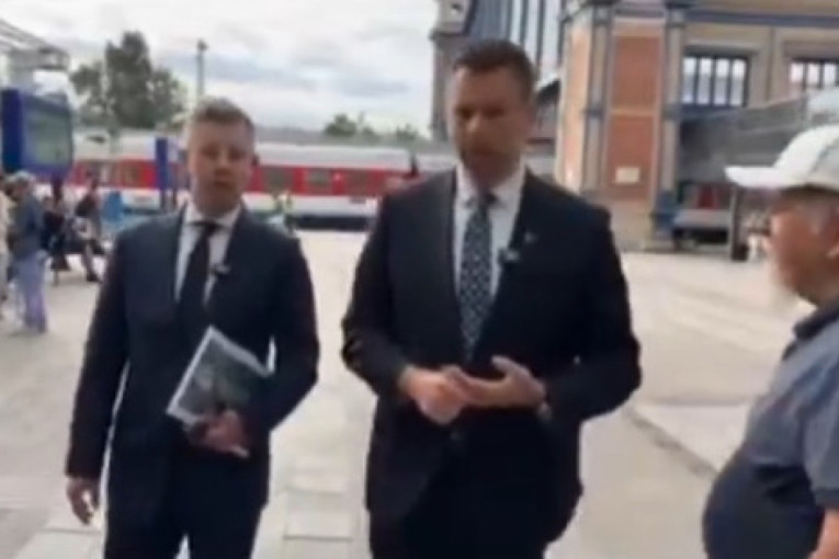Muškarac pljunuo mađarskog premijera Petera Mađara na železničkoj stanici (VIDEO)