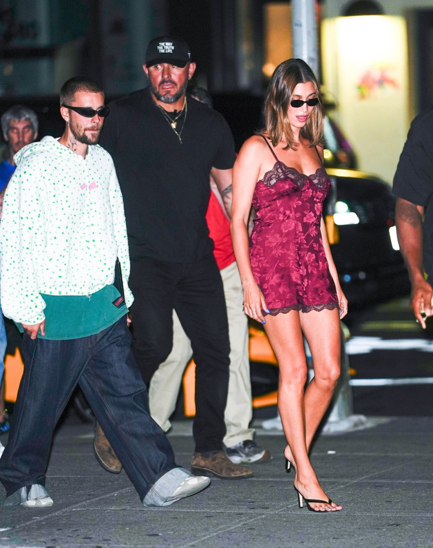 Povratak 90-ih: Bordo haljina Hejli Biber potvrđuje da ovaj model ne izlazi iz mode (FOTO)
