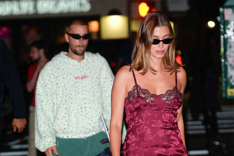 Povratak 90-ih: Bordo haljina Hejli Biber potvrđuje da ovaj model ne izlazi iz mode (FOTO)