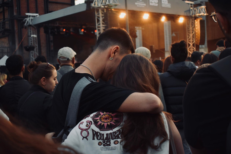 Od filma pod zvezdama do foto-izazova: Ideje za letnje sastanke koji unose svežinu u vezu