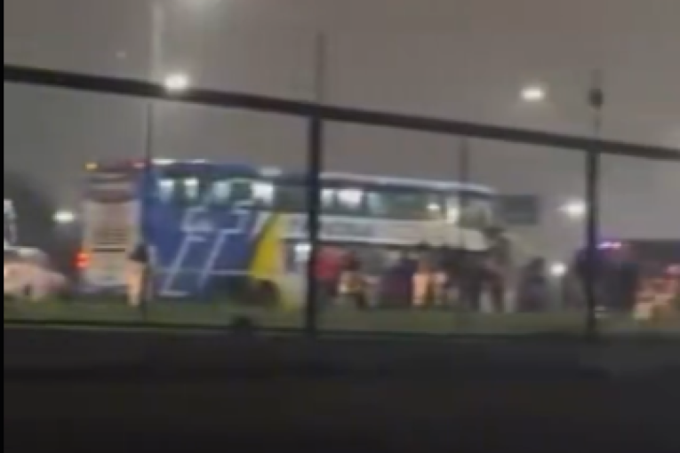 Horor posle utakmice: Navijači pucali na autobus sa protivnicima, dvojica ranjena! (VIDEO)