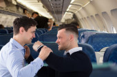 Haos na 10.000 metara! Masovna tuča u avionu primorala pilota da se hitno vrati na aerodrom