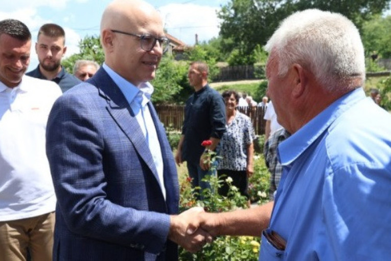 Vučević u poseti porodici u Mramorcu: Asfalt pokazatelj da se ne radi samo pred izbore