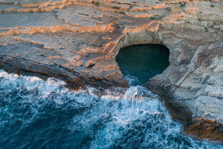 Sakriven među stenama Egeja: Grčki prirodni bazen zbog kog turisti hrle na Tasos (FOTO)