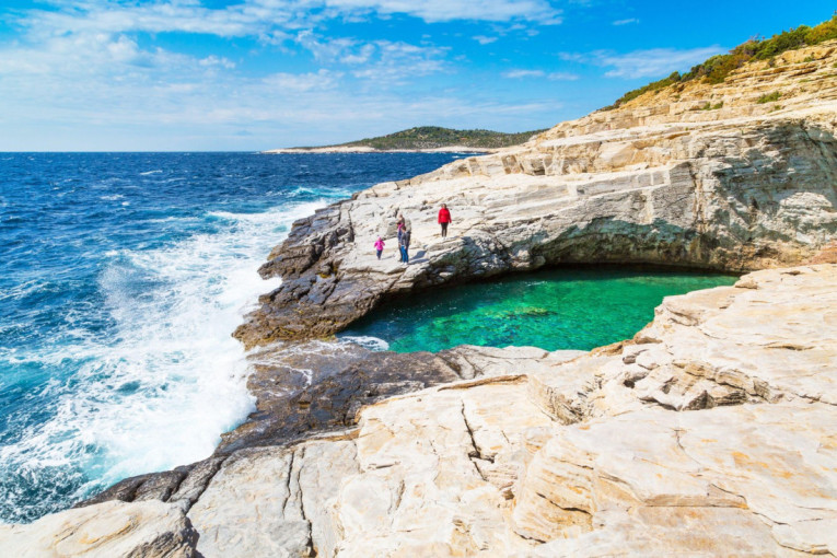 Sakriven među stenama Egeja: Grčki prirodni bazen zbog kog turisti hrle na Tasos (FOTO)