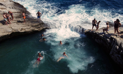 Sakriven među stenama Egeja: Grčki prirodni bazen zbog kog turisti hrle na Tasos (FOTO)