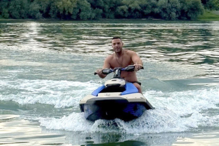 Izašao iz “Elite” pa se skinuo: Anđelo pokazao mišiće, a poruka otkriva šta je jedva čekao! (FOTO)