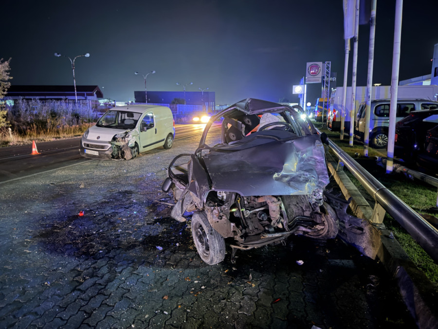 Stravičan sudar na Ibarskoj magistrali: Automobil smrskan do neprepoznatljivosti, među teško povređenima i tinejdžer (FOTO)