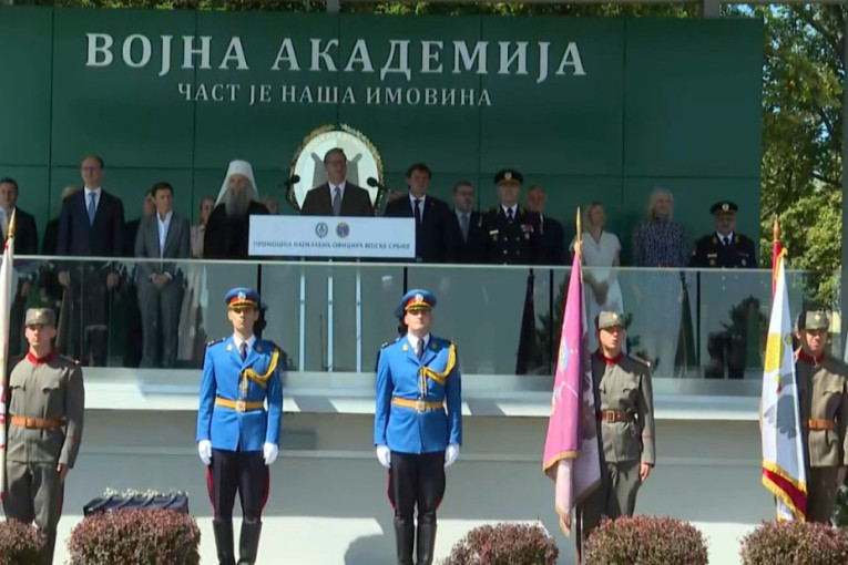 "Kosovo i Metohija je deo naše zemlje": Vučić poručio vojnicima da čuvaju Ustav Srbije