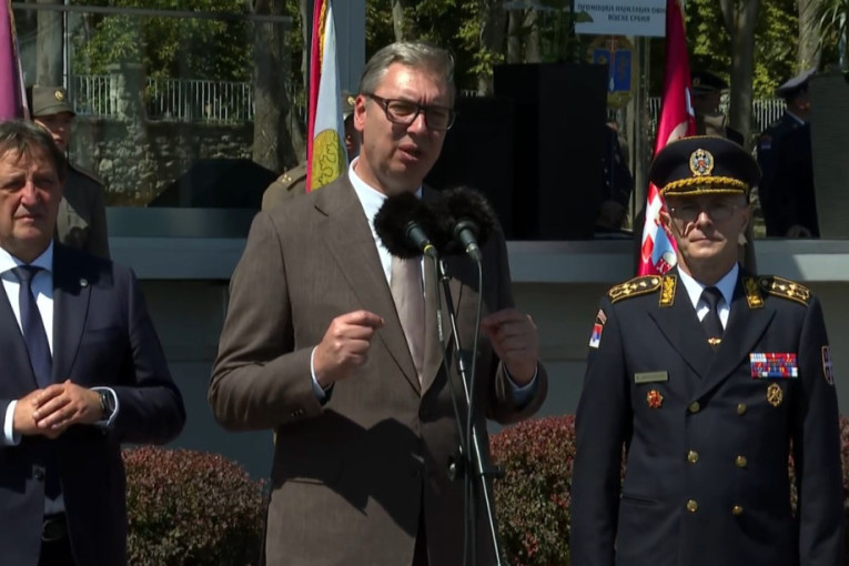 "Armija nam je neuporedivo snažnija, naučili smo gorke lekcije iz istorije": Jaka Vučićeva poruka na promociji najmlađih oficira Vojske
