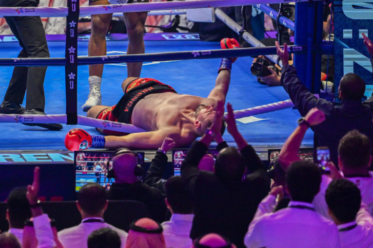 Posle 2 nokdauna, Džošua nokautirao Prengu: Bivši šampion bacio Albanca na konopce (FOTO/VIDEO)