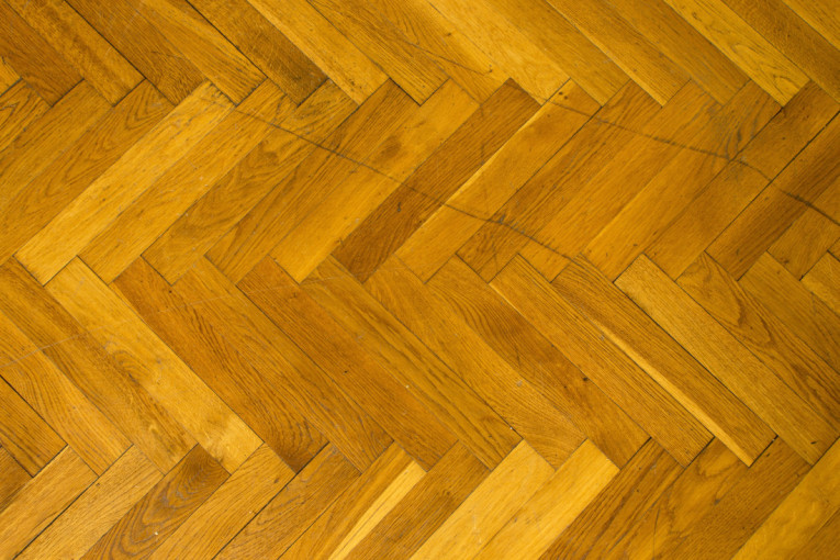 Parket vam je pun sitnih oštećenja? Jedna namirnica može pomoći da ih prikrijete