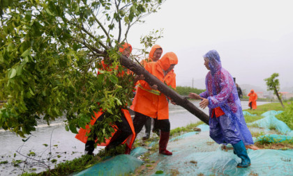 Tajfun Noul napravio haos: Stotine hiljada ljudi napustile domove, prete poplave (FOTO)
