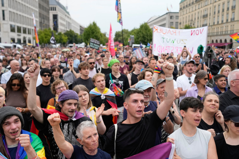 Reke ljudi preplavile Amsterdam! Posle krvavog napada sve oči uprte u najveći Prajd godine