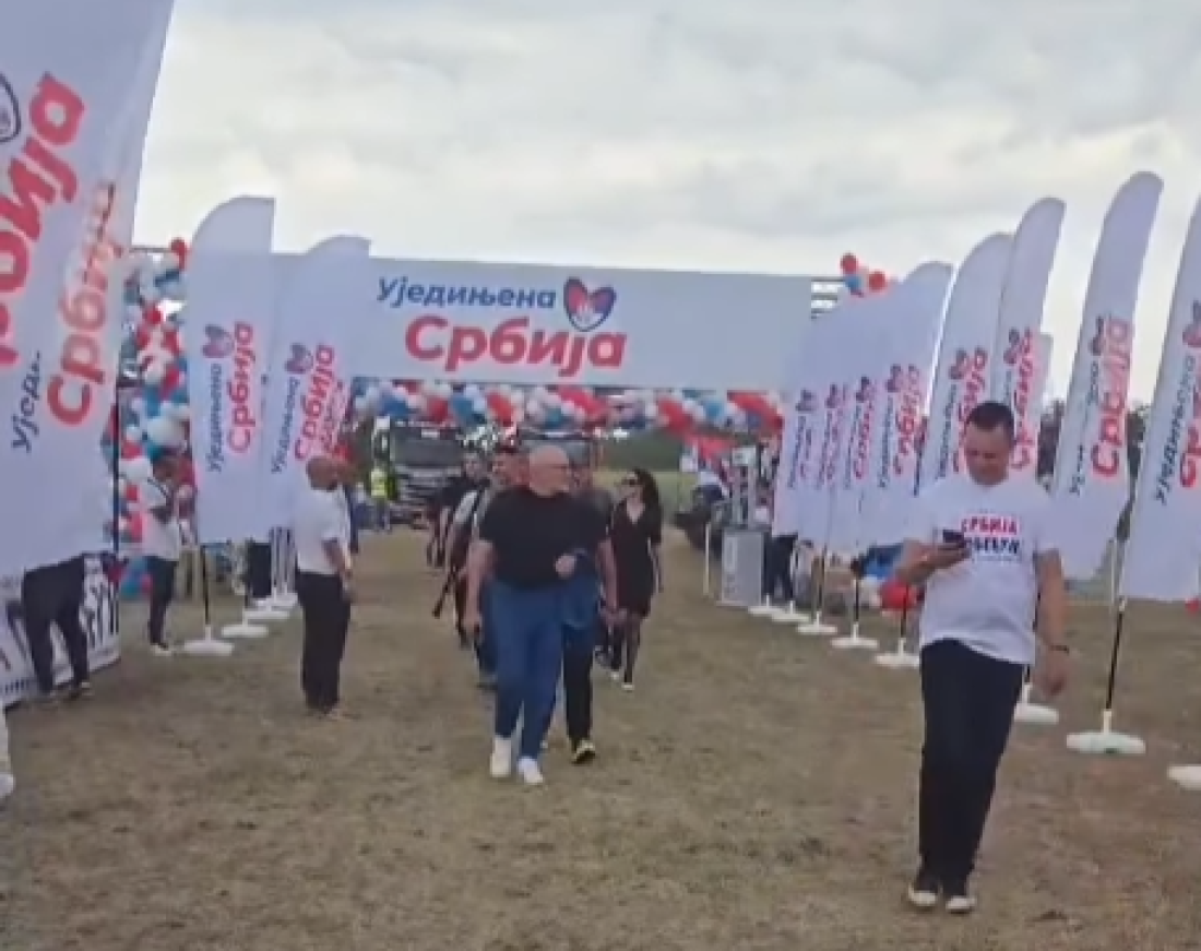 Vijore se trobojke, transparenti "Mačva je uz Vučića": Predsednik najavio nove radove - Putevi su prioritet u ovom kraju (VIDEO)