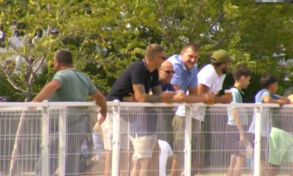 Milioni nisu promenili Jokića: Pivo u ruci, brat pored njega, a oči uprte u stazu!