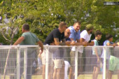 Milioni nisu promenili Jokića: Pivo u ruci, brat pored njega, a oči uprte u stazu!