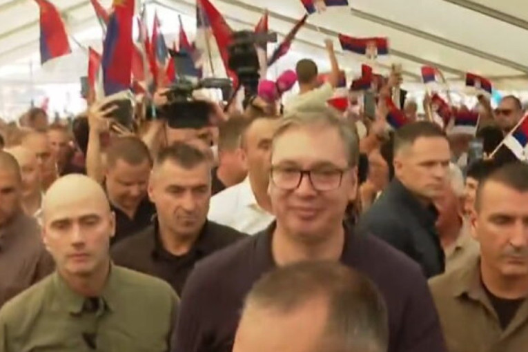 Bogatić dočekao predsednika: Vijore se trobojke, transparenti "Mačva je uz Vučića" (VIDEO)