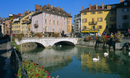 Venecija Alpa kraj kristalnog jezera: Grad kanala, srednjovekovne arhitekture i planinskih pejzaža (FOTO)