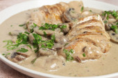 Recept dana: Piletina u sosu od pečuraka, jednostavan način da obogatite klasičan ručak