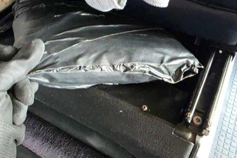 Nemac uhapšen na ulazu u Srbiju: U kombiju carinici našli od kilogram marihuane i gomilu novca