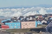 Na Grenlandu snimljen nesvakidašnji fenomen: Ogroman ledeni breg se prevrnuo u blizini obale (VIDEO)