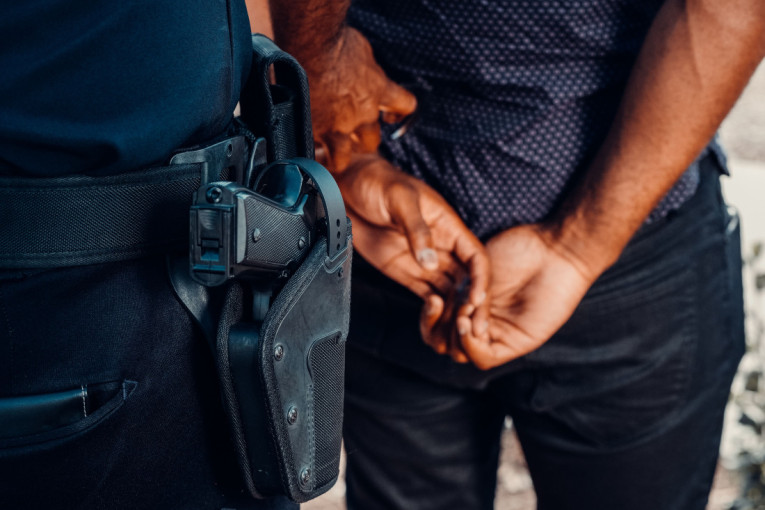 Horor u Ugrinovcima! Osumnjičeni tukao suprugu, pa zgrabio sekiru pred policajcima i zapretio da će je ubiti!
