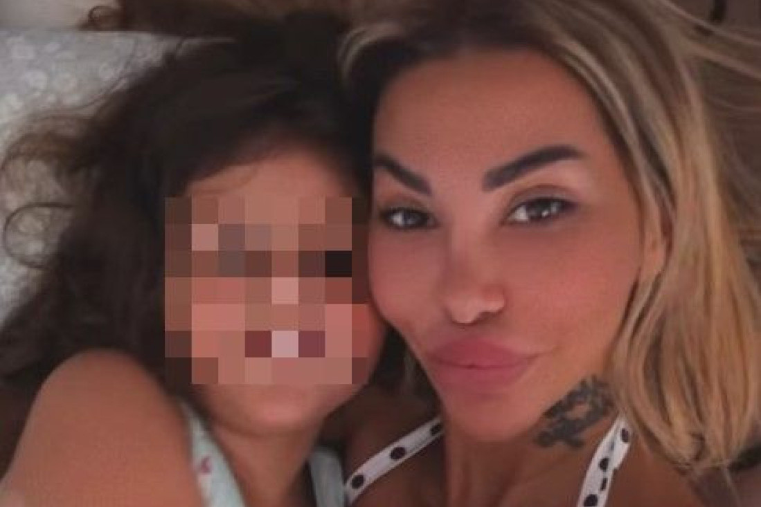 Aneli konačno u zagrljaju ćerke Nore! Isplivale prve fotografije iz Dubrovnika – tu je i brat Ajlin!