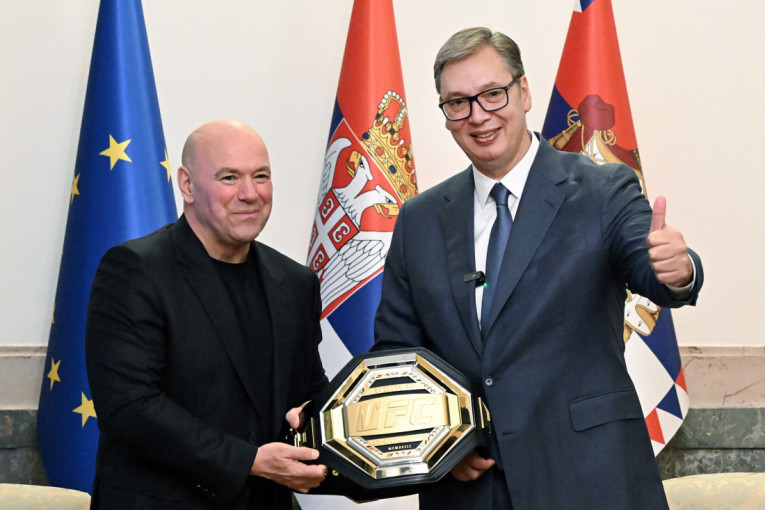Blokaderi potpuno pukli: Montiraju fotografije da je stakleni vidikovac na Kablaru pukao!