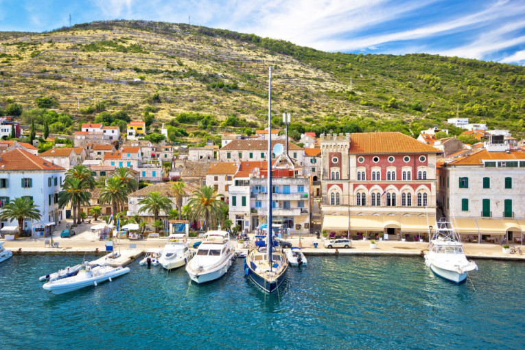 Nemac se skinuo go pa šetao po ostrvu! Skandal u Hrvatskoj, turista u krvi imao skoro dva promila!