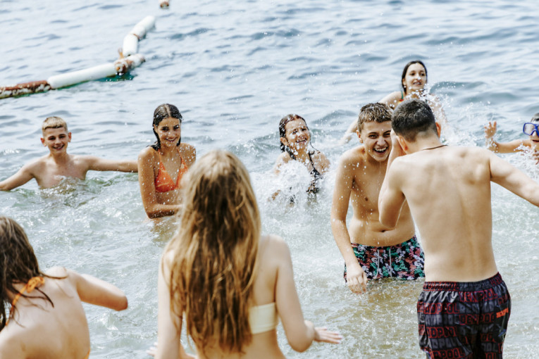 Najlepši osmesi ovog leta: Deca iz srpskih enklava prvi put na moru! Gujon - vodili smo njih 750 do sada