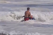 Gigantski talasi su ih vukli do obale, ali spasilac nije puštao dečaka: Tramp fasciniran herojstvom, pozvao ga u Belu kuću (VIDEO)
