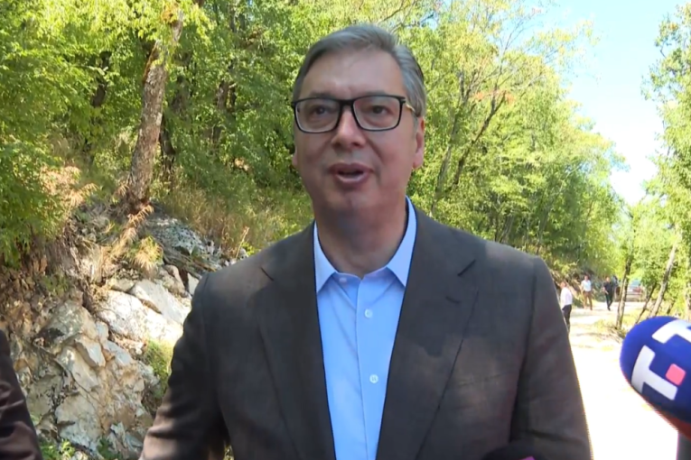 Otvara se stakleni vidikovac na Kablaru! Vučić: Testiran je na 132 tone (FOTO/VIDEO)