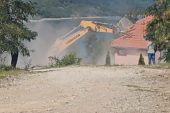 Na Gazivodama sada ruše motel Jezero!