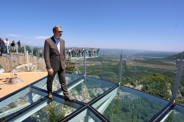 Susret u Beogradu: Vučić dočekao šeika bin Zajeda (FOTO/VIDEO)