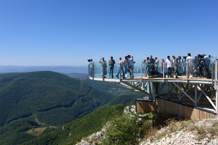 Kablar postao hit među turistima: Hiljade već posetile novi vidikovac, a ulaz je još uvek besplatan!