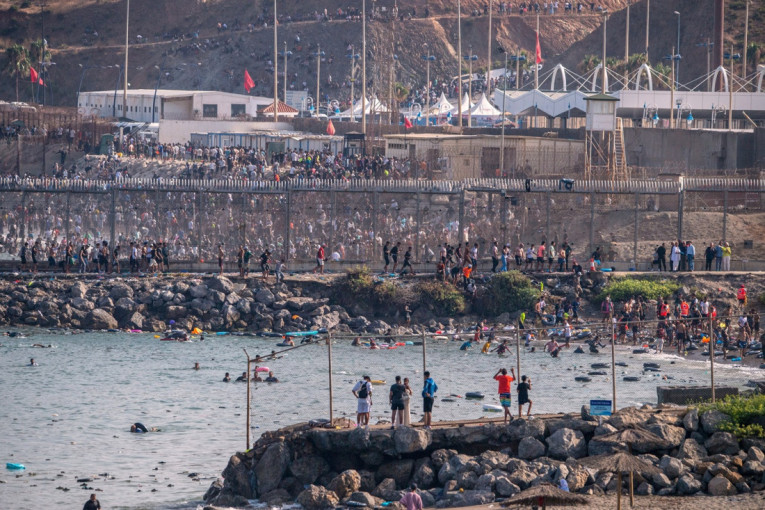 Španija vraća 49.000 migranata koji su prodrli u Seutu: Navalu izazvala promena zakona, granica je bila neodbranjiva (FOTO)