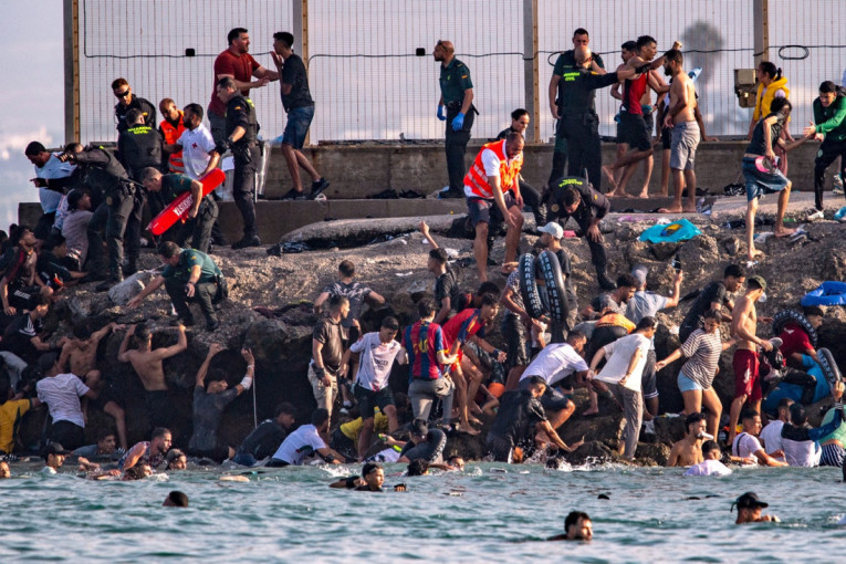 Nezapamćeni haos na braniku Evrope! Španija poslala vojsku, najmanje 18 migranata umrlo tokom masovnog prelaska granice (VIDEO)